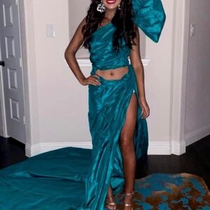 Long dress with train and big shoulder